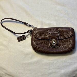 🤎Coach Dark Brown Leather Wristlet